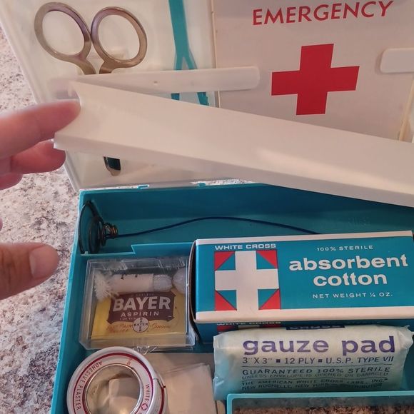 Vintage White Cross Emergency First Aid Kit~ Copyright 1965 - Picture 11 of 16